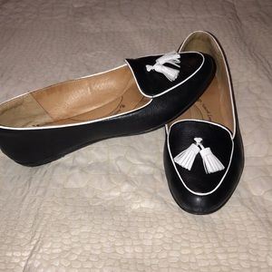 🔥 REDUCED🔥 Black and white comfy shoes!